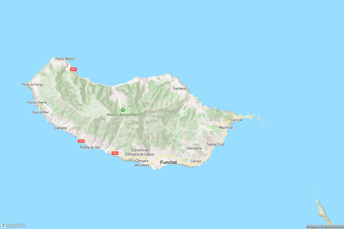 North-up map of Madeira showing its western and eastern coasts, with geographic context around Calheta and Machico.